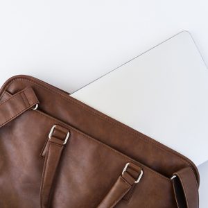 Borsa professionale marrone in pelle con manici e dettagli metallici