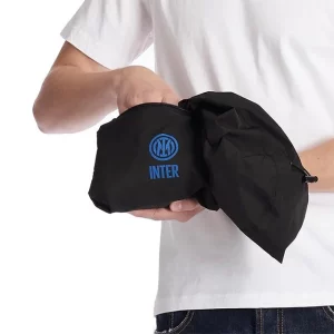 Cappellino nero con logo Inter blu e giacca sportiva nera presentati insieme