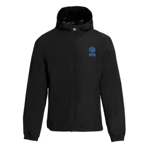 Vista frontale di giacca sportiva nera con cappuccio, zip e piccolo logo Inter blu sul petto
