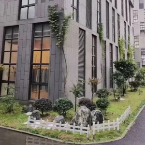 Esterno della sede Voxi Hub con facciata moderna, vetrate e giardino