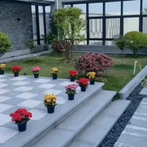 Cortile esterno di Voxi Hub con gradini, piante ornamentali e fioriere colorate