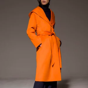 Modella con trench arancione acceso e cintura in vita