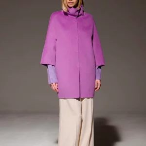 Modella con cappotto corto fucsia e pantaloni chiari