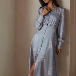Modella con abito azzurro chiaro a maniche lunghe e cintura