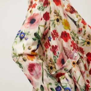 Dettaglio di tessuto chiaro con stampa floreale multicolore