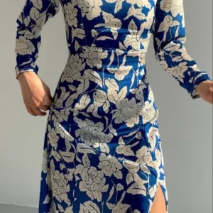 Abito blu con fantasia floreale bianca e cintura in vita