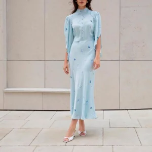 Abito lungo azzurro chiaro con maniche corte indossato da modella