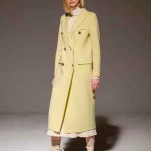 Modella con cappotto lungo giallo chiaro e cintura