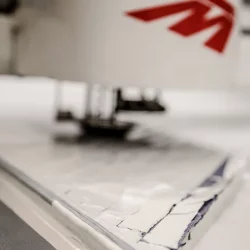 Dettaglio di una macchina da cucire industriale utilizzata nella confezione di capi di abbigliamento